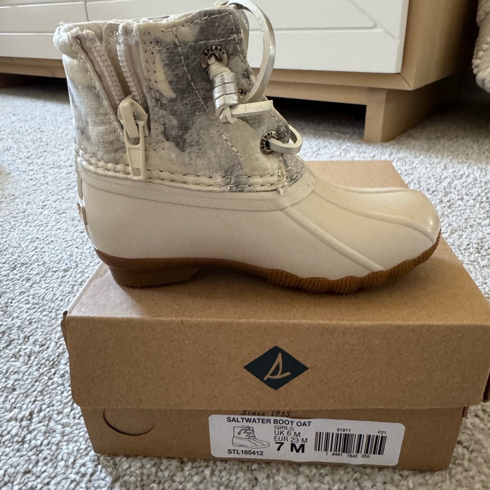 NWT Girls Sperry Saltwater Boot in Oat Size: 7M